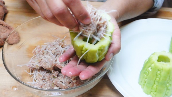 แกงจืดมะระยัดไส้หมูสับ แกงจืดมะระยัดไส้หมูสับ