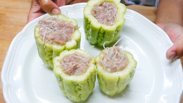 แกงจืดมะระยัดไส้หมูสับ แกงจืดมะระยัดไส้หมูสับ