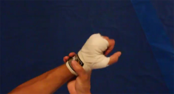 วิธีพันข้อมือนักมวย วิธีพันข้อมือนักมวย