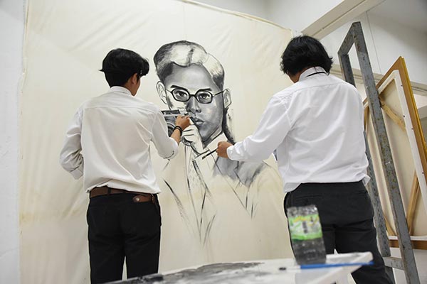 อาจารย์และนิสิตทัศนศิลป์ ม.มหาสารคาม วาดภาพในหลวง อาจารย์และนิสิตทัศนศิลป์ ม.มหาสารคาม วาดภาพในหลวง