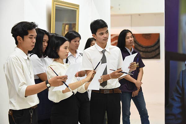 อาจารย์และนิสิตทัศนศิลป์ ม.มหาสารคาม วาดภาพในหลวง อาจารย์และนิสิตทัศนศิลป์ ม.มหาสารคาม วาดภาพในหลวง