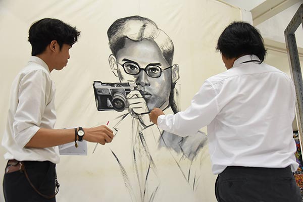 อาจารย์และนิสิตทัศนศิลป์ ม.มหาสารคาม วาดภาพในหลวง อาจารย์และนิสิตทัศนศิลป์ ม.มหาสารคาม วาดภาพในหลวง