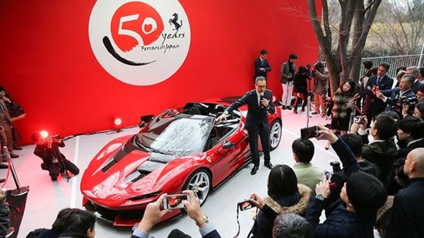 Ferrari J50 รุ่นพิเศษ Ferrari J50 รุ่นพิเศษ