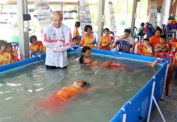 ลอยตัวในน้ำ ลอยตัวในน้ำ