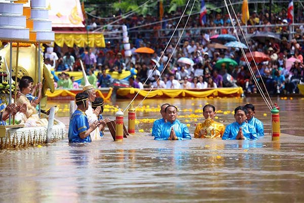 ประเพณีอุ้มพระดำน้ำ ประเพณีอุ้มพระดำน้ำ