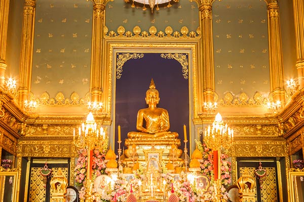 ประเพณีเดินเทียนและตักบาตรดอกไม้ วัดราชบพิตร ประเพณีเดินเทียนและตักบาตรดอกไม้ วัดราชบพิตร
