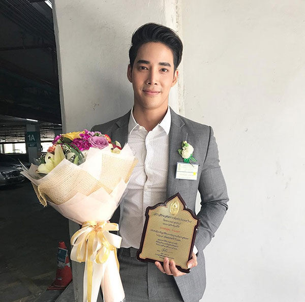 ดารา ขึ้นรับรางวัลลูกกตัญญู ปี 2560 ดารา ขึ้นรับรางวัลลูกกตัญญู ปี 2560