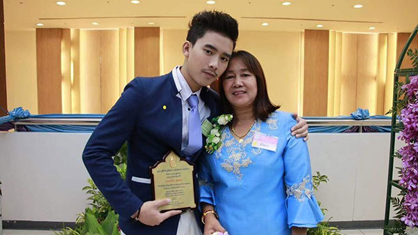 ดารา ขึ้นรับรางวัลลูกกตัญญู ปี 2560 ดารา ขึ้นรับรางวัลลูกกตัญญู ปี 2560