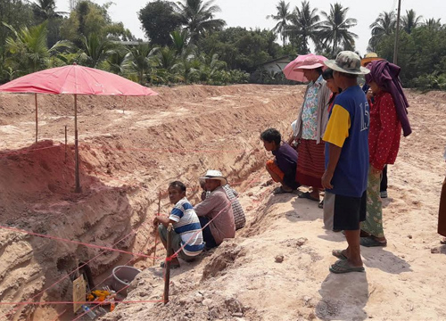 พบโครงกระดูกนั่งคุดคู้ในไหใต้ดิน พบโครงกระดูกนั่งคุดคู้ในไหใต้ดิน