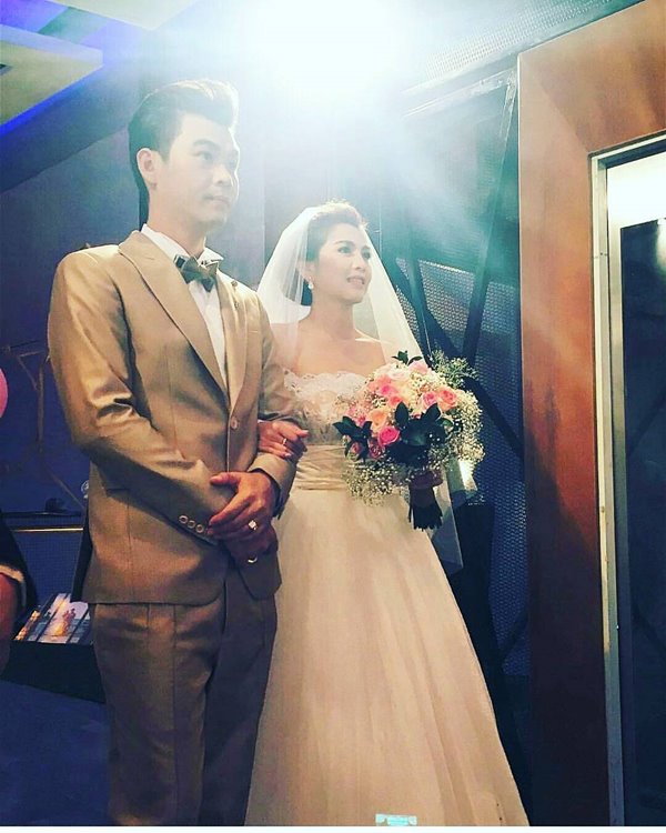 เปิดภาพงานแต่ง พั้นช์ วรกาญจน์ และ ปลั๊ก อรรถกร ที่จัดขึ้นแบบเรียบง่าย ณ บ้านเจ้าบ่าวในจังหวัดชุมพร แถมยังมีเซอร์ไพรส์จากเพื่อนรัก ดา เอ็นโดรฟิน ที่ทำเอาเจ้าสาวซึ้งใจร้องไห้กลางเวที เปิดภาพงานแต่ง พั้นช์ วรกาญจน์ และ ปลั๊ก อรรถกร ที่จัดขึ้นแบบเรียบง่าย ณ บ้านเจ้าบ่าวในจังหวัดชุมพร แถมยังมีเซอร์ไพรส์จากเพื่อนรัก ดา เอ็นโดรฟิน ที่ทำเอาเจ้าสาวซึ้งใจร้องไห้กลางเวที