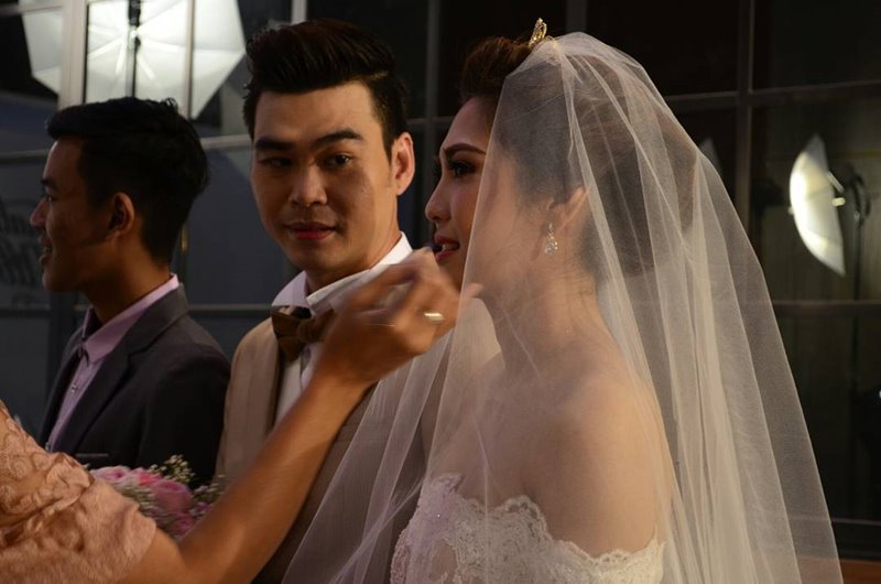 เปิดภาพงานแต่ง พั้นช์ วรกาญจน์ และ ปลั๊ก อรรถกร ที่จัดขึ้นแบบเรียบง่าย ณ บ้านเจ้าบ่าวในจังหวัดชุมพร แถมยังมีเซอร์ไพรส์จากเพื่อนรัก ดา เอ็นโดรฟิน ที่ทำเอาเจ้าสาวซึ้งใจร้องไห้กลางเวที เปิดภาพงานแต่ง พั้นช์ วรกาญจน์ และ ปลั๊ก อรรถกร ที่จัดขึ้นแบบเรียบง่าย ณ บ้านเจ้าบ่าวในจังหวัดชุมพร แถมยังมีเซอร์ไพรส์จากเพื่อนรัก ดา เอ็นโดรฟิน ที่ทำเอาเจ้าสาวซึ้งใจร้องไห้กลางเวที