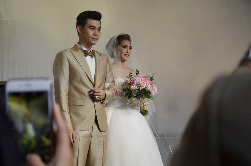 เปิดภาพงานแต่ง พั้นช์ วรกาญจน์ และ ปลั๊ก อรรถกร ที่จัดขึ้นแบบเรียบง่าย ณ บ้านเจ้าบ่าวในจังหวัดชุมพร แถมยังมีเซอร์ไพรส์จากเพื่อนรัก ดา เอ็นโดรฟิน ที่ทำเอาเจ้าสาวซึ้งใจร้องไห้กลางเวที เปิดภาพงานแต่ง พั้นช์ วรกาญจน์ และ ปลั๊ก อรรถกร ที่จัดขึ้นแบบเรียบง่าย ณ บ้านเจ้าบ่าวในจังหวัดชุมพร แถมยังมีเซอร์ไพรส์จากเพื่อนรัก ดา เอ็นโดรฟิน ที่ทำเอาเจ้าสาวซึ้งใจร้องไห้กลางเวที