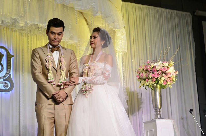 เปิดภาพงานแต่ง พั้นช์ วรกาญจน์ และ ปลั๊ก อรรถกร ที่จัดขึ้นแบบเรียบง่าย ณ บ้านเจ้าบ่าวในจังหวัดชุมพร แถมยังมีเซอร์ไพรส์จากเพื่อนรัก ดา เอ็นโดรฟิน ที่ทำเอาเจ้าสาวซึ้งใจร้องไห้กลางเวที เปิดภาพงานแต่ง พั้นช์ วรกาญจน์ และ ปลั๊ก อรรถกร ที่จัดขึ้นแบบเรียบง่าย ณ บ้านเจ้าบ่าวในจังหวัดชุมพร แถมยังมีเซอร์ไพรส์จากเพื่อนรัก ดา เอ็นโดรฟิน ที่ทำเอาเจ้าสาวซึ้งใจร้องไห้กลางเวที