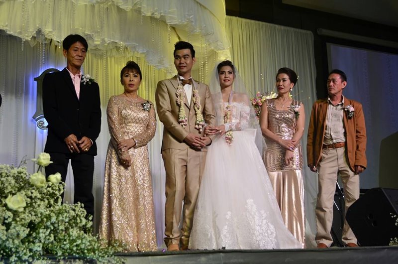 เปิดภาพงานแต่ง พั้นช์ วรกาญจน์ และ ปลั๊ก อรรถกร ที่จัดขึ้นแบบเรียบง่าย ณ บ้านเจ้าบ่าวในจังหวัดชุมพร แถมยังมีเซอร์ไพรส์จากเพื่อนรัก ดา เอ็นโดรฟิน ที่ทำเอาเจ้าสาวซึ้งใจร้องไห้กลางเวที เปิดภาพงานแต่ง พั้นช์ วรกาญจน์ และ ปลั๊ก อรรถกร ที่จัดขึ้นแบบเรียบง่าย ณ บ้านเจ้าบ่าวในจังหวัดชุมพร แถมยังมีเซอร์ไพรส์จากเพื่อนรัก ดา เอ็นโดรฟิน ที่ทำเอาเจ้าสาวซึ้งใจร้องไห้กลางเวที