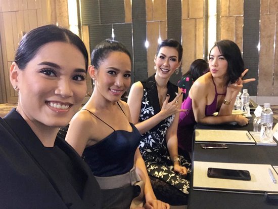 รุ่นพี่มิสยูนิเวิร์ส รวมตัวประชันความสวย ต้อนรับนางงามรุ่นน้อง รุ่นพี่มิสยูนิเวิร์ส รวมตัวประชันความสวย ต้อนรับนางงามรุ่นน้อง