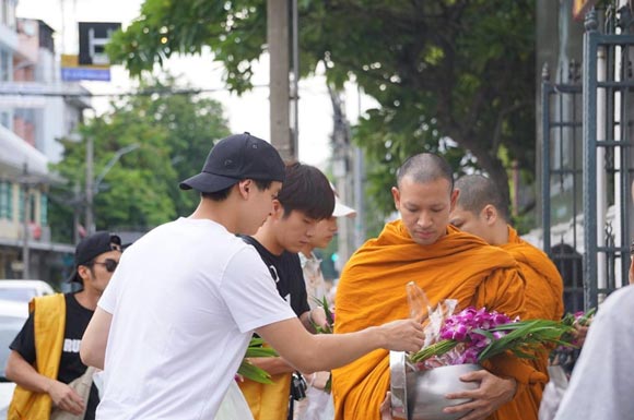 พระเอกช่อง 3 เดินตาม เกรท วรินทร ออกบิณฑบาต พระเอกช่อง 3 เดินตาม เกรท วรินทร ออกบิณฑบาต