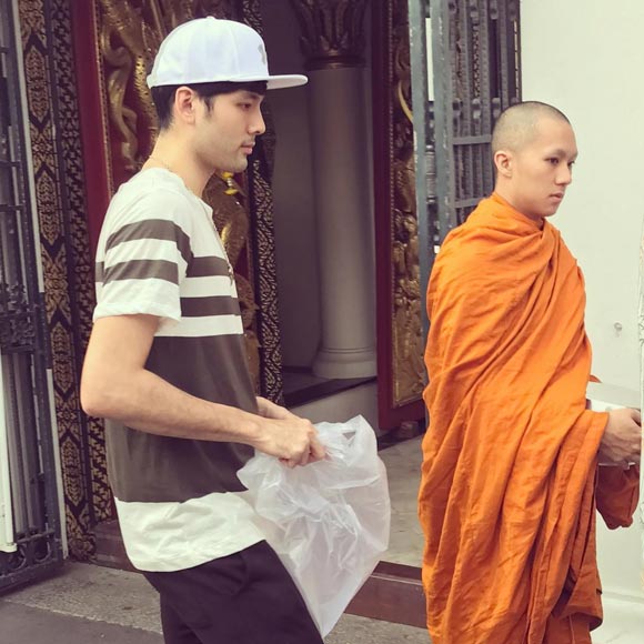 พระเอกช่อง 3 เดินตาม เกรท วรินทร ออกบิณฑบาต พระเอกช่อง 3 เดินตาม เกรท วรินทร ออกบิณฑบาต