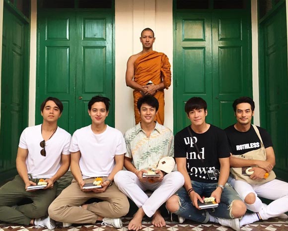 พระเอกช่อง 3 เดินตาม เกรท วรินทร ออกบิณฑบาต พระเอกช่อง 3 เดินตาม เกรท วรินทร ออกบิณฑบาต