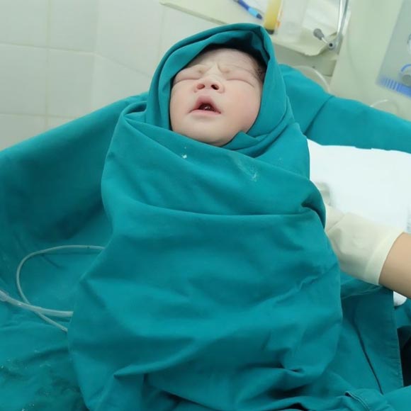 เพี๊ยช กนกลดา คลอดลูก ตั้งชื่อ น้องมอเตอร์ เพี๊ยช กนกลดา คลอดลูก ตั้งชื่อ น้องมอเตอร์