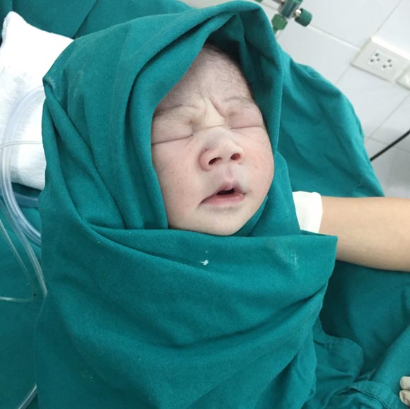 เพี๊ยช กนกลดา คลอดลูก ตั้งชื่อ น้องมอเตอร์ เพี๊ยช กนกลดา คลอดลูก ตั้งชื่อ น้องมอเตอร์