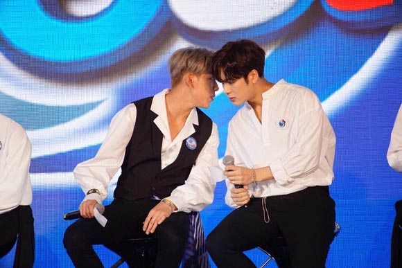 เอสฟินติดเกาะกับ GOT7 เอสฟินติดเกาะกับ GOT7