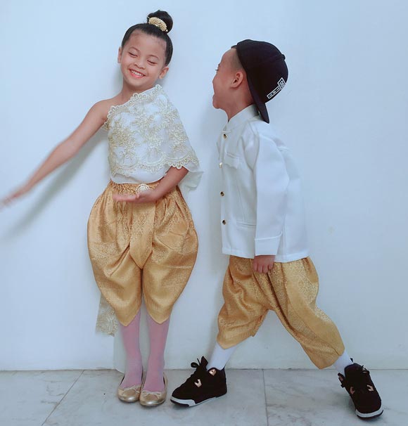 ลูกดารา แต่งชุดไทย วันลอยกระทง ลูกดารา แต่งชุดไทย วันลอยกระทง