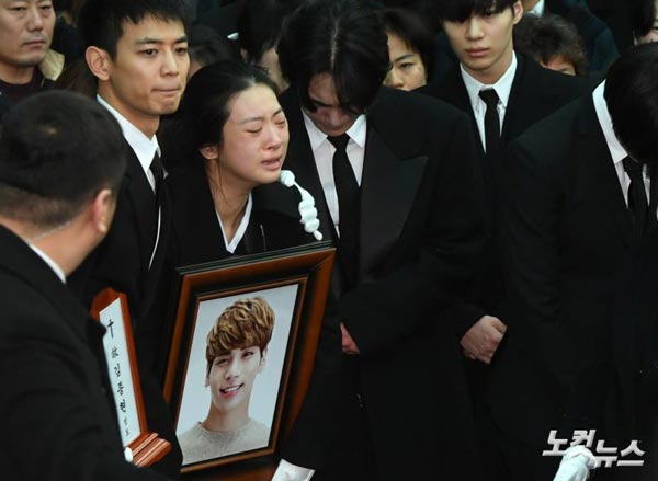 พี่น้องร่วมค่ายร่วมส่ง จงฮยอน SHINee พี่น้องร่วมค่ายร่วมส่ง จงฮยอน SHINee