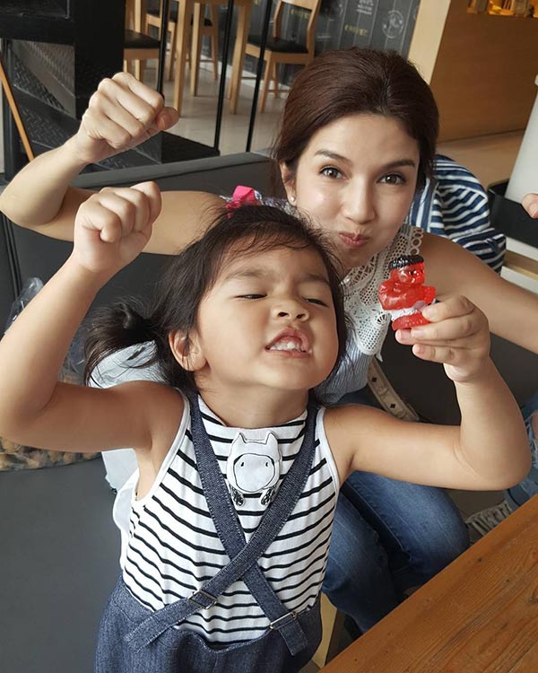 แม่ลูกดารา แม่ลูกดารา