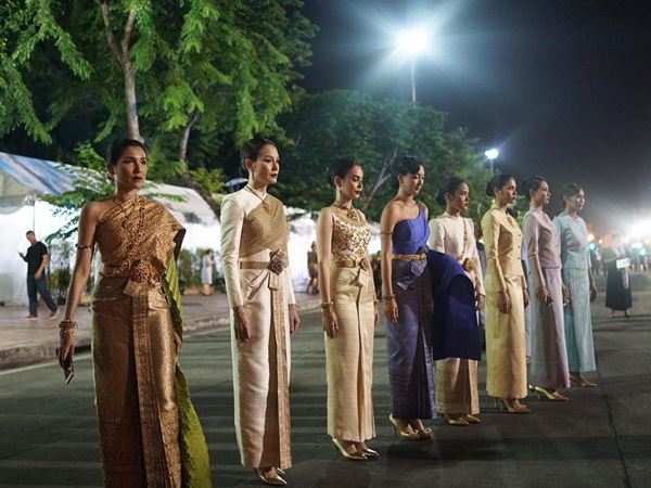 ดาราชุดไทย ดาราชุดไทย