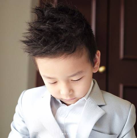 เป็นหนุ่มแล้ว ! น้องชิโน่ ชิต้าร์ ลูกแม่พลอย ชิดจันทร์ หล่อตี๋ งานดีในชุดสูท เป็นหนุ่มแล้ว ! น้องชิโน่ ชิต้าร์ ลูกแม่พลอย ชิดจันทร์ หล่อตี๋ งานดีในชุดสูท