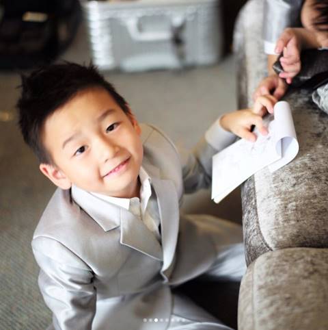 เป็นหนุ่มแล้ว ! น้องชิโน่ ชิต้าร์ ลูกแม่พลอย ชิดจันทร์ หล่อตี๋ งานดีในชุดสูท เป็นหนุ่มแล้ว ! น้องชิโน่ ชิต้าร์ ลูกแม่พลอย ชิดจันทร์ หล่อตี๋ งานดีในชุดสูท