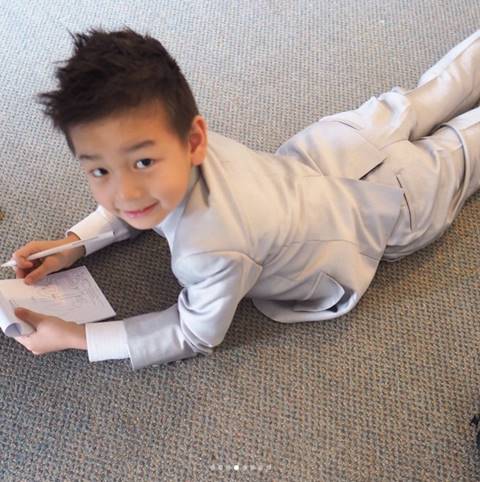 เป็นหนุ่มแล้ว ! น้องชิโน่ ชิต้าร์ ลูกแม่พลอย ชิดจันทร์ หล่อตี๋ งานดีในชุดสูท เป็นหนุ่มแล้ว ! น้องชิโน่ ชิต้าร์ ลูกแม่พลอย ชิดจันทร์ หล่อตี๋ งานดีในชุดสูท