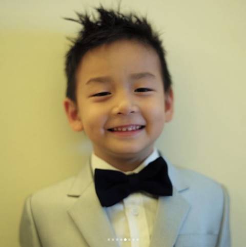 เป็นหนุ่มแล้ว ! น้องชิโน่ ชิต้าร์ ลูกแม่พลอย ชิดจันทร์ หล่อตี๋ งานดีในชุดสูท เป็นหนุ่มแล้ว ! น้องชิโน่ ชิต้าร์ ลูกแม่พลอย ชิดจันทร์ หล่อตี๋ งานดีในชุดสูท