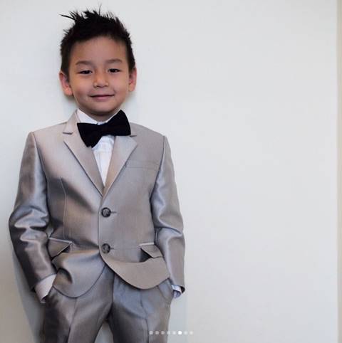 เป็นหนุ่มแล้ว ! น้องชิโน่ ชิต้าร์ ลูกแม่พลอย ชิดจันทร์ หล่อตี๋ งานดีในชุดสูท เป็นหนุ่มแล้ว ! น้องชิโน่ ชิต้าร์ ลูกแม่พลอย ชิดจันทร์ หล่อตี๋ งานดีในชุดสูท