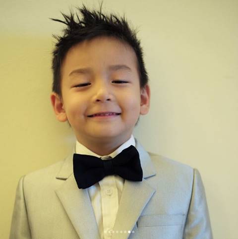 เป็นหนุ่มแล้ว ! น้องชิโน่ ชิต้าร์ ลูกแม่พลอย ชิดจันทร์ หล่อตี๋ งานดีในชุดสูท เป็นหนุ่มแล้ว ! น้องชิโน่ ชิต้าร์ ลูกแม่พลอย ชิดจันทร์ หล่อตี๋ งานดีในชุดสูท