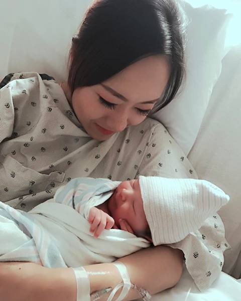 เด๊บบี้ บาซู คลอดลูกสาวคนแรก น้องลีอา ปากนิดจมูกหน่อยน่ารัก-น่ากอดมาก ๆ เด๊บบี้ บาซู คลอดลูกสาวคนแรก น้องลีอา ปากนิดจมูกหน่อยน่ารัก-น่ากอดมาก ๆ