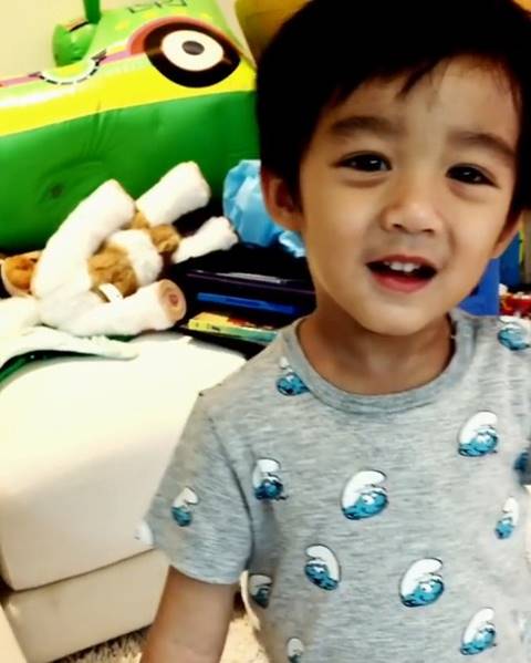 น่าร้ากกก.. น้องณดล ส่งคลิปเชียร์ แม่กบ ใน น้ำเซาะทราย แต่ตอนท้ายมีพีค น่าร้ากกก.. น้องณดล ส่งคลิปเชียร์ แม่กบ ใน น้ำเซาะทราย แต่ตอนท้ายมีพีค