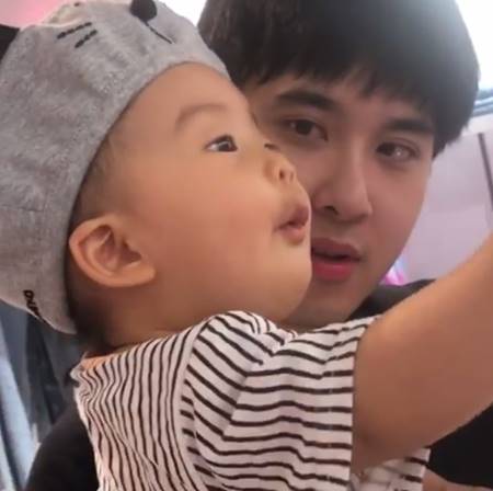 คลิปน่ารัก น้องเป่าเปา เจอเสื้อผ้าสวยถูกใจ ถึงกับต้องทำปาก อู้หูว ! คลิปน่ารัก น้องเป่าเปา เจอเสื้อผ้าสวยถูกใจ ถึงกับต้องทำปาก อู้หูว !