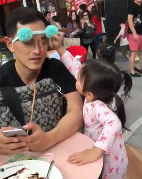 ส่องโมเมนต์ คุณพ่อสงกรานต์ น้องปีใหม่ ส่องโมเมนต์ คุณพ่อสงกรานต์ น้องปีใหม่