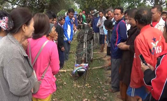ฮือฮา ! พบเรือไม้ตะเคียนโบราณอายุราว 500 ปี ฮือฮา ! พบเรือไม้ตะเคียนโบราณอายุราว 500 ปี