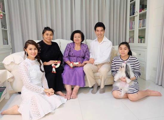 จิ๊บ จ๊ะจ๋า รดน้ำดำหัวผู้ใหญ่ในวันสงกรานต์ ไฟเขียวขนาดนี้ ใกล้มีข่าวดียังเอ่ย ? จิ๊บ จ๊ะจ๋า รดน้ำดำหัวผู้ใหญ่ในวันสงกรานต์ ไฟเขียวขนาดนี้ ใกล้มีข่าวดียังเอ่ย ?
