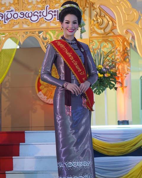 จูลี่ The Face 3 มาในลุค นางสงกรานต์พระประแดง สวยแจ่ม งามอย่างไทย จูลี่ The Face 3 มาในลุค นางสงกรานต์พระประแดง สวยแจ่ม งามอย่างไทย