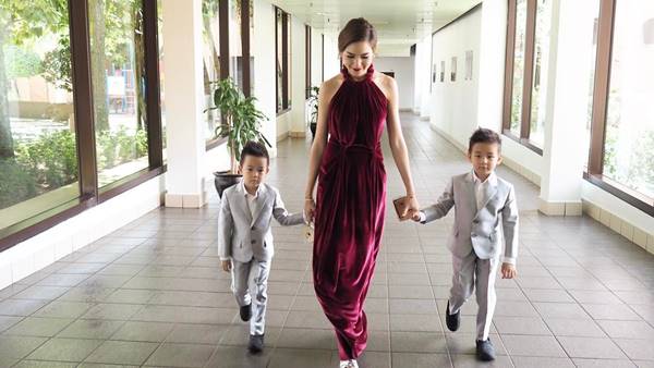 เป็นหนุ่มแล้ว ! น้องชิโน่ ชิต้าร์ ลูกแม่พลอย ชิดจันทร์ หล่อตี๋ งานดีในชุดสูท เป็นหนุ่มแล้ว ! น้องชิโน่ ชิต้าร์ ลูกแม่พลอย ชิดจันทร์ หล่อตี๋ งานดีในชุดสูท