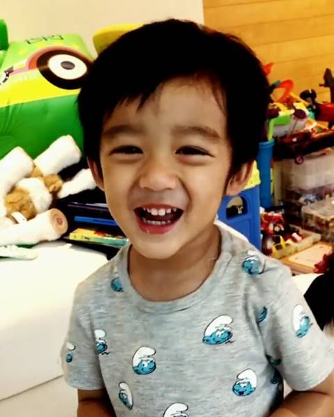 น่าร้ากกก.. น้องณดล ส่งคลิปเชียร์ แม่กบ ใน น้ำเซาะทราย แต่ตอนท้ายมีพีค น่าร้ากกก.. น้องณดล ส่งคลิปเชียร์ แม่กบ ใน น้ำเซาะทราย แต่ตอนท้ายมีพีค