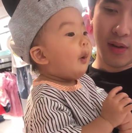คลิปน่ารัก น้องเป่าเปา เจอเสื้อผ้าสวยถูกใจ ถึงกับต้องทำปาก อู้หูว ! คลิปน่ารัก น้องเป่าเปา เจอเสื้อผ้าสวยถูกใจ ถึงกับต้องทำปาก อู้หูว !