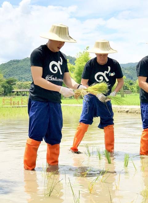 ชาคริต จับมือ อาหนิง รวมพลังทำดี ชาคริต จับมือ อาหนิง รวมพลังทำดี