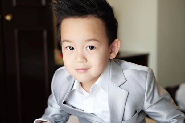 เป็นหนุ่มแล้ว ! น้องชิโน่ ชิต้าร์ ลูกแม่พลอย ชิดจันทร์ หล่อตี๋ งานดีในชุดสูท เป็นหนุ่มแล้ว ! น้องชิโน่ ชิต้าร์ ลูกแม่พลอย ชิดจันทร์ หล่อตี๋ งานดีในชุดสูท