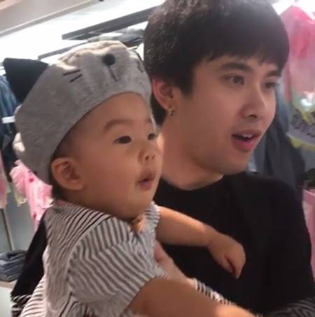 คลิปน่ารัก น้องเป่าเปา เจอเสื้อผ้าสวยถูกใจ ถึงกับต้องทำปาก อู้หูว ! คลิปน่ารัก น้องเป่าเปา เจอเสื้อผ้าสวยถูกใจ ถึงกับต้องทำปาก อู้หูว !