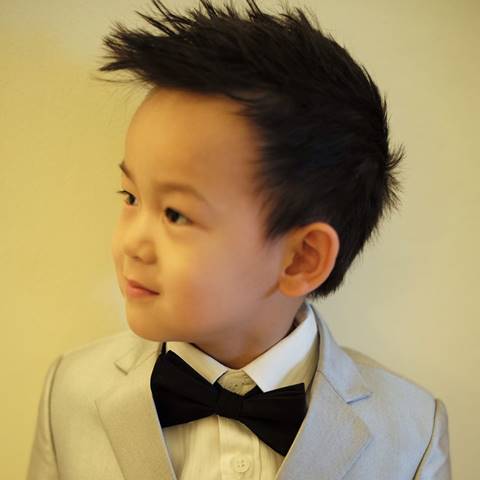 เป็นหนุ่มแล้ว ! น้องชิโน่ ชิต้าร์ ลูกแม่พลอย ชิดจันทร์ หล่อตี๋ งานดีในชุดสูท เป็นหนุ่มแล้ว ! น้องชิโน่ ชิต้าร์ ลูกแม่พลอย ชิดจันทร์ หล่อตี๋ งานดีในชุดสูท