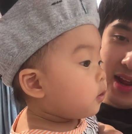 คลิปน่ารัก น้องเป่าเปา เจอเสื้อผ้าสวยถูกใจ ถึงกับต้องทำปาก อู้หูว ! คลิปน่ารัก น้องเป่าเปา เจอเสื้อผ้าสวยถูกใจ ถึงกับต้องทำปาก อู้หูว !